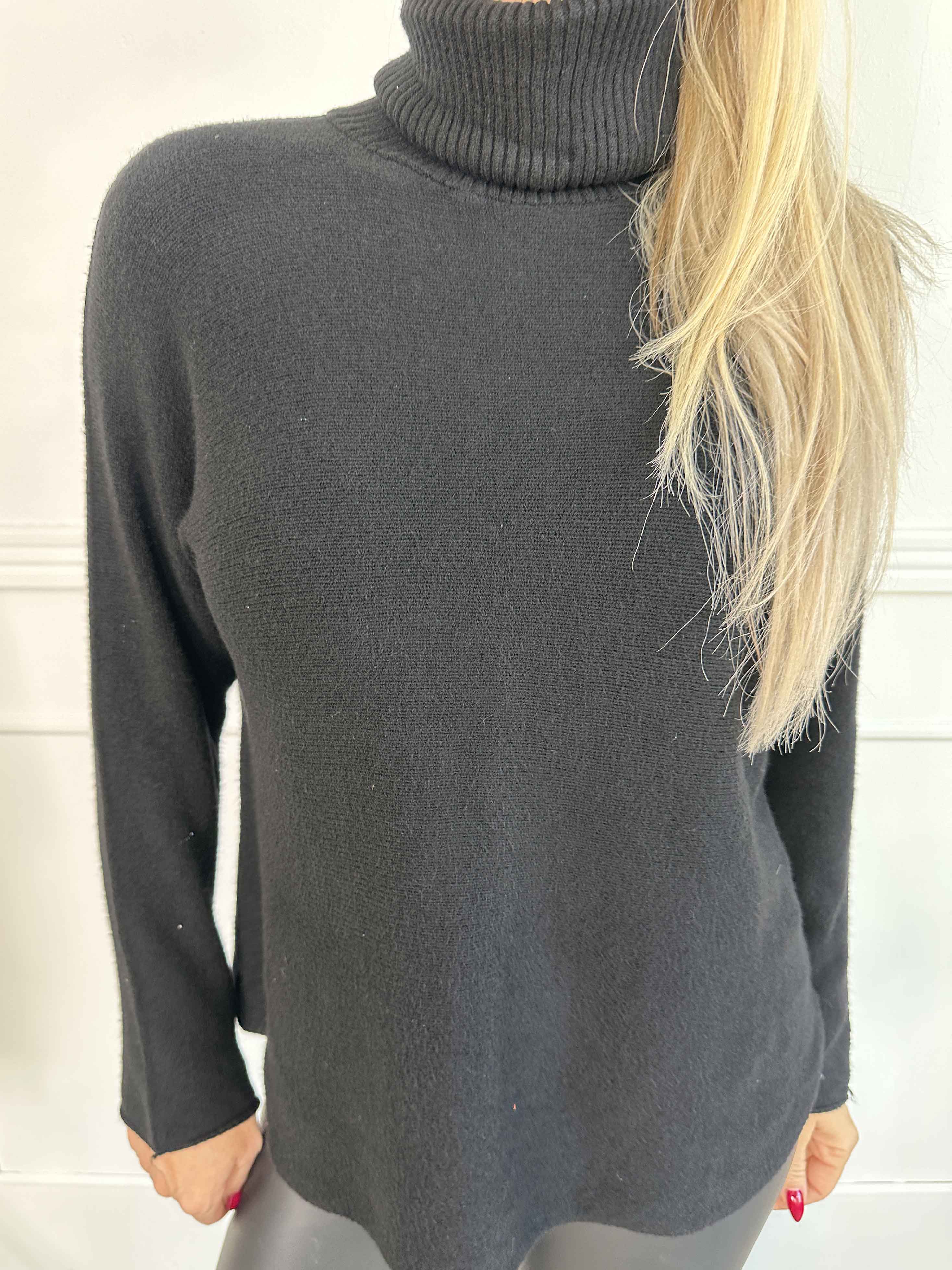 Sasha - Blød og simpel strikbluse med rullekrave